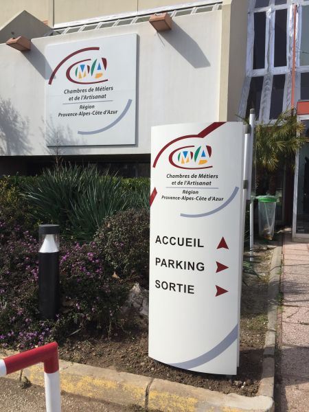 Totem de forme galbée marseille