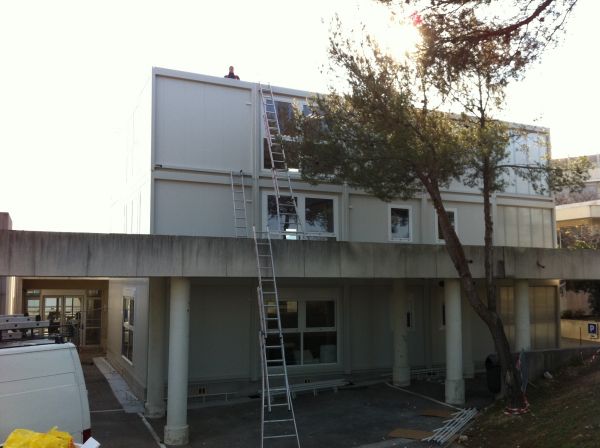 Habillage d'une construction modulaire pour l'école Euromed de Luminy à Marseille