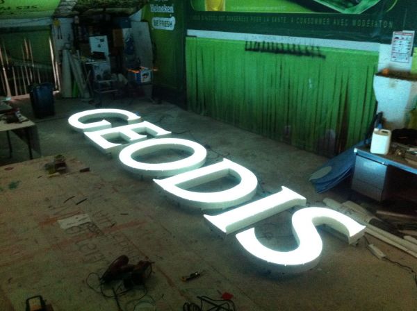 création enseigne lumineuse avignon