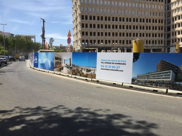 Visuel sur palissade