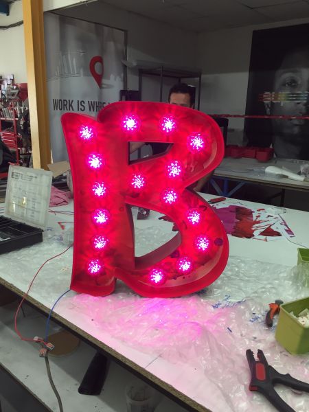 lettre lumineuse vintage avec ampoules