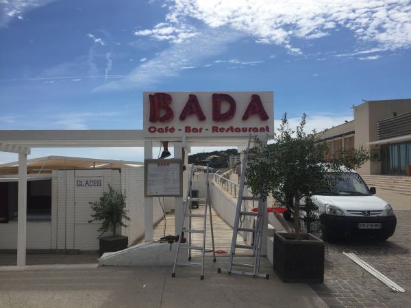Enseigne lumineuse du restaurant de plage Bada à Cassis