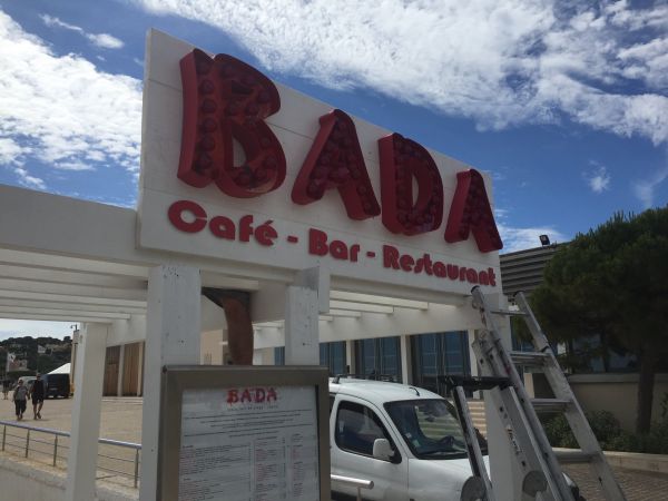 Enseigne lumineuse du restaurant de plage Bada à Cassis
