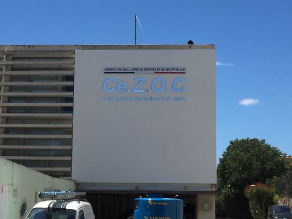 Création et pose d'enseignes en lettres dibonds découpées pour le CeZOC à Marseille