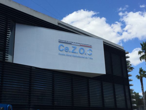 lettres enseignes découpées en dibond effet miroir