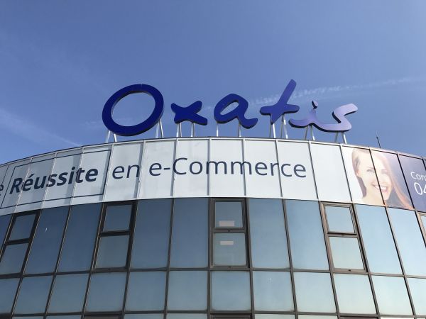 Covering adhésif microperforé sur surface vitrée à Marseille