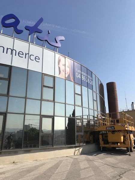 Covering adhésif microperforé sur surface vitrée à Marseille