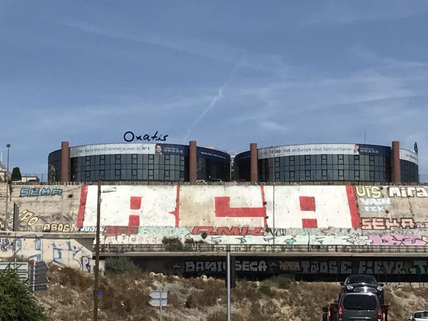 Covering adhésif microperforé sur surface vitrée à Marseille