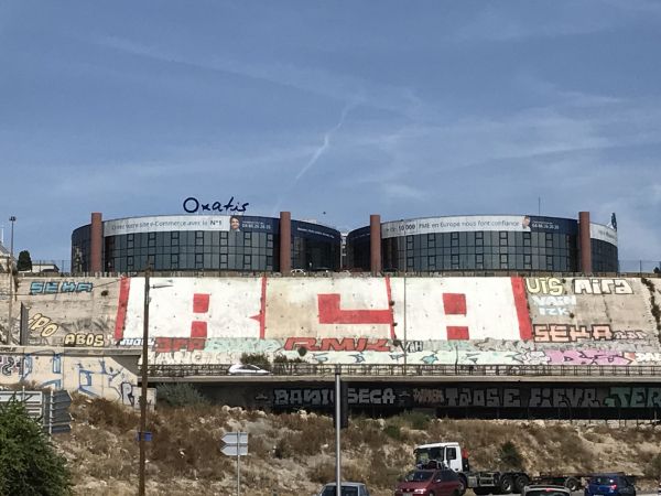 Covering adhésif microperforé sur surface vitrée à Marseille