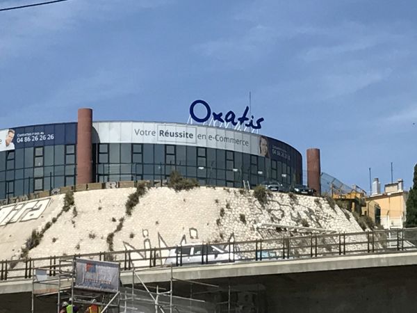 Covering adhésif microperforé sur surface vitrée à Marseille