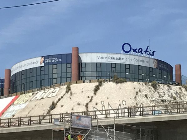 Covering adhésif microperforé sur surface vitrée à Marseille