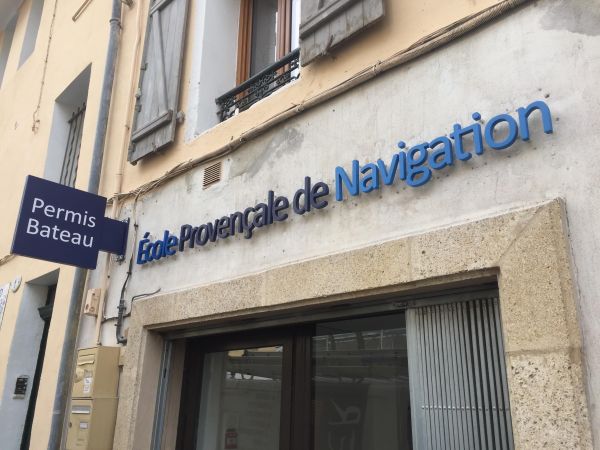 Enseignes en Lettres reliefs sur entretoises à Aix en Provence