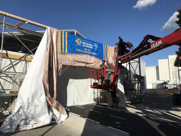 Habillage de l'arche d'entrée du stand du CG13 à Marseille pour la foire