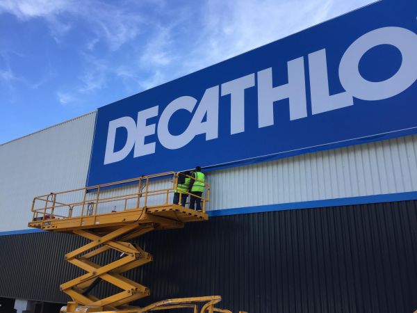 Caissons lumineux rétroéclaire avec toile tendue 12m x 3m pour le Décathlon de Toulon La Garde