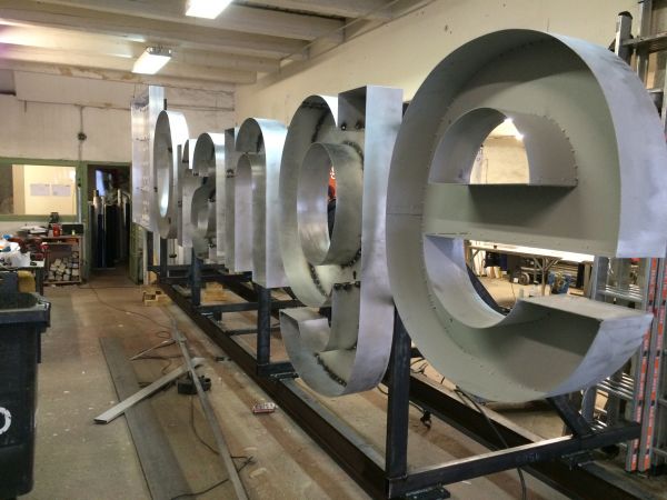 Enseigne lumineuse sur toiture pour Orange à Strasbourg