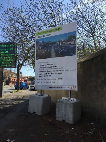 Pose de panneaux signalétiques grands formats sur Marseille et Bouches du Rhone