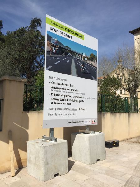 Pose de panneaux signalétiques grands formats sur Marseille et Bouches du Rhone