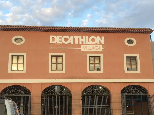 Fabrication et installation des nouvelles enseignes Decathlon Village à Bouc Bel Air