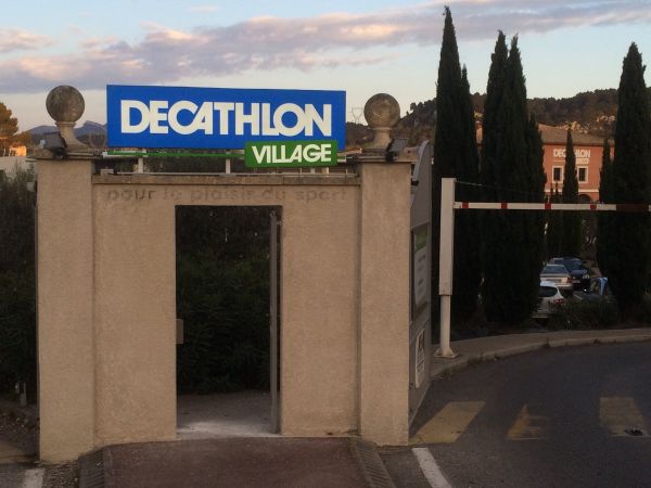caisson lumineux magasin de sport decathlon à bouc bel air dans les bouches du rhone