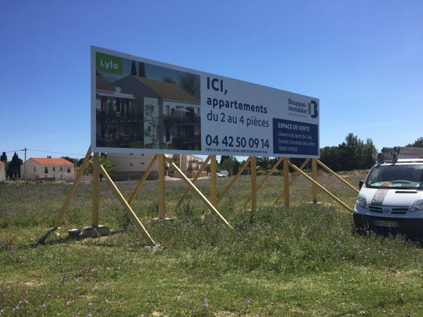 Fabrication et pose d'un panneau 12x3m à Miramas