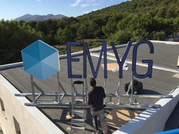 Enseigne lumineuse sur toiture à Carnoux-en-Provence