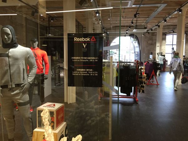 Signalétique et agencement du nouveau magasin Reebok aux Docks de Marseille