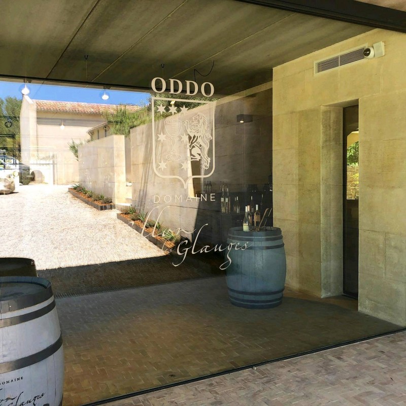 Conception fabrication et pose d'enseigne totem et signalétique dans un domaine viticole à eyguieres dans le 13