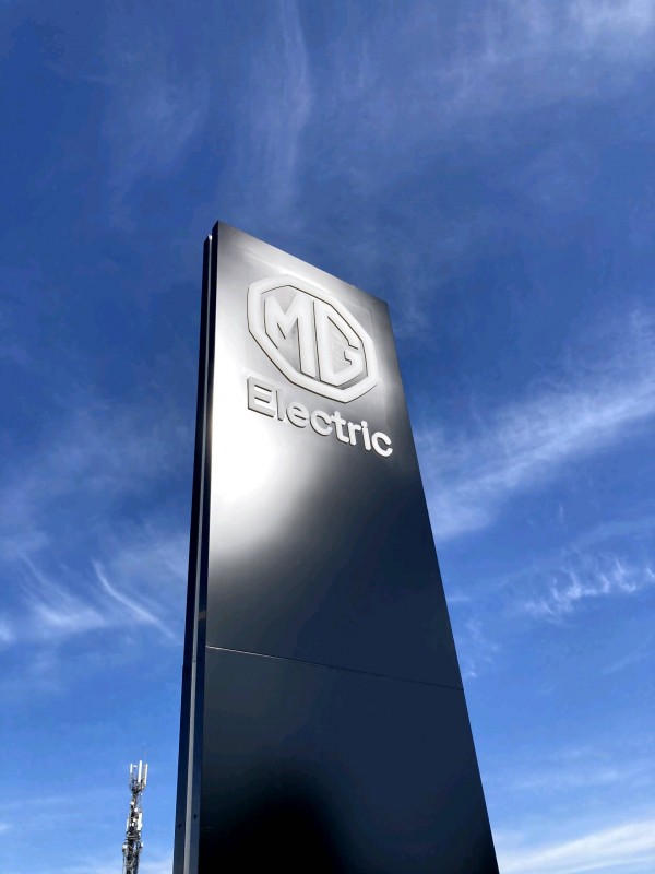 Pose d'une enseigne lumineuse et totem lumineux dans une concession à Aubagne dans le 13