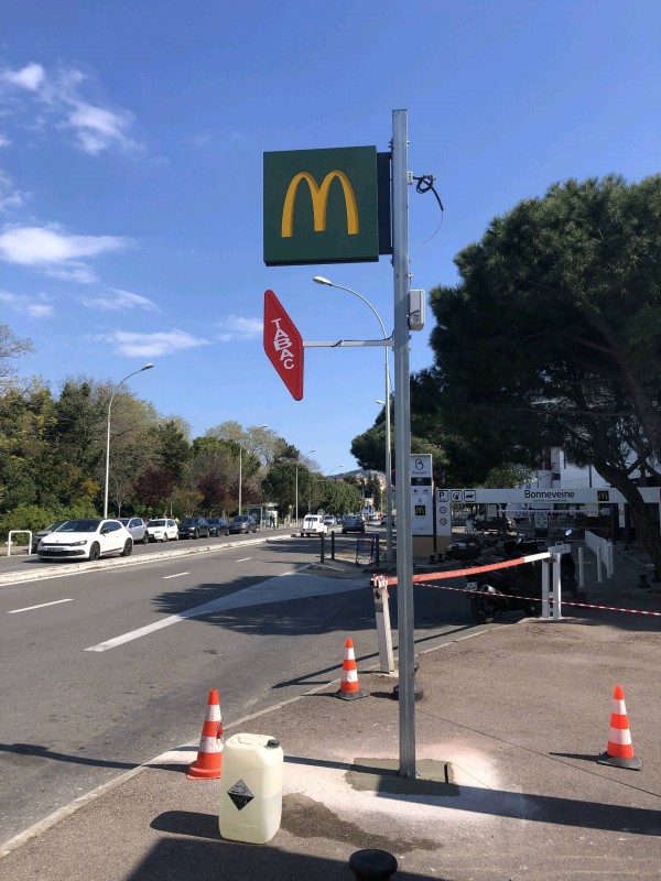 Fabrication et pose d'un caisson lumineux type drapeau sur poteau galvanisé pour le restaurant McDonald's à Marseille Bonneveine 13008